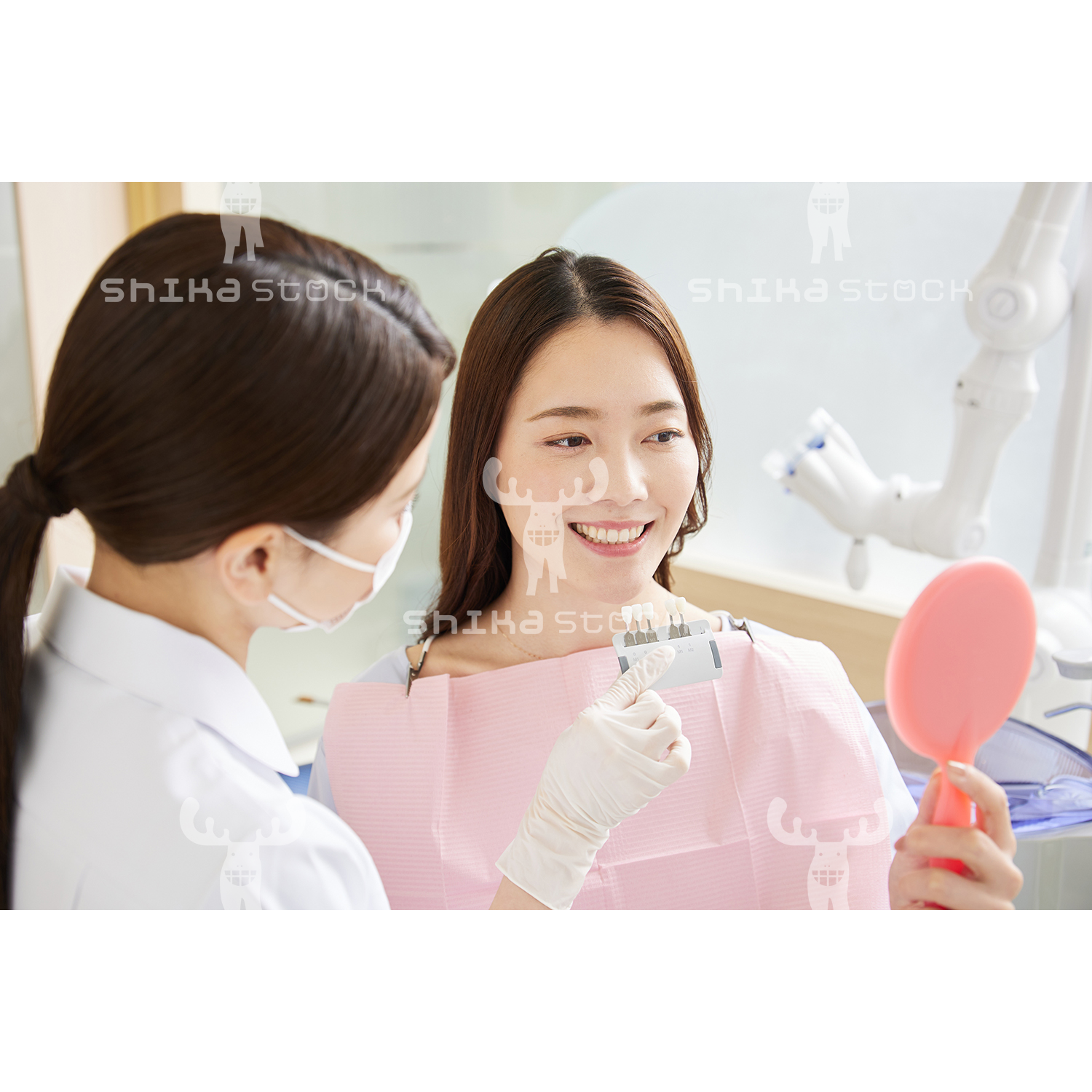 【Mサイズ】シェードチェックを行う歯科衛生士と女性患者